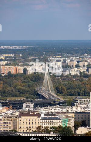 Vue sur la ville avec le pont Świętokrzyski ou Sainte Croix, Varsovie, Pologne Banque D'Images