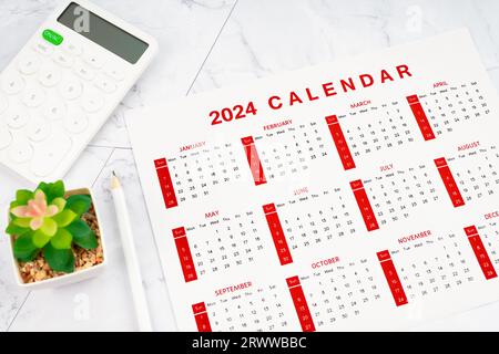 page de calendrier de 12 mois pour page de 2024 ans et calculatrice sur fond de marbre. Banque D'Images