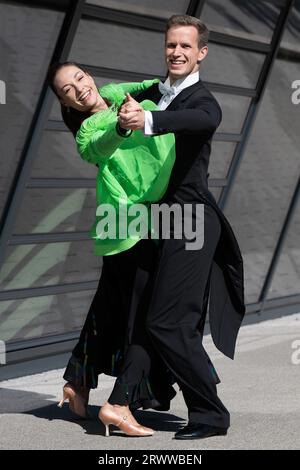 Dresde, Allemagne. 21 septembre 2023. Le couple de danseurs allemands Steve Hädicke et Antonia Adam dansent à l’occasion d’un événement de presse devant l’arène des sports de balle. Crédit : Sebastian Kahnert/dpa/Alamy Live News Banque D'Images