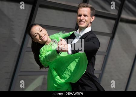 Dresde, Allemagne. 21 septembre 2023. Le couple de danseurs allemands Steve Hädicke et Antonia Adam dansent à l’occasion d’un événement de presse devant l’arène des sports de balle. Crédit : Sebastian Kahnert/dpa/Alamy Live News Banque D'Images