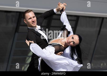 Dresde, Allemagne. 21 septembre 2023. Le couple de danseurs allemands Erik Heyden et Julia Luckow dansent à l’occasion d’un événement de presse devant l’arène des sports de balle. Crédit : Sebastian Kahnert/dpa/Alamy Live News Banque D'Images