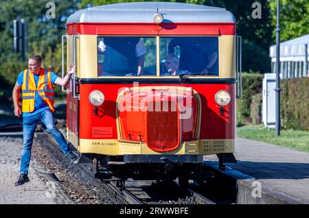 21 septembre 2023, Mecklembourg-Poméranie occidentale, Kühlungsborn : le wagon T1 du Borkumer Kleinbahn, appelé «Schweineschnäuzchen», est préparé pour le voyage d'ouverture sur la ligne à voie étroite du Kleinbahn Molli dans la gare. Du 21.09.2023 au 01.10.2023, le bus ferroviaire construit en 1940 à l'usine de wagons Wismar circulera sur le réseau de voies à écartement étroit de 900 mm du Mecklenburg Bäderbahn Molli. Photo : Jens Büttner/dpa Banque D'Images