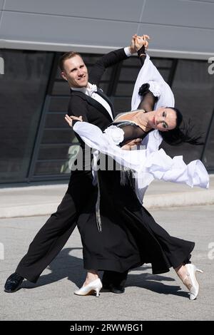 Dresde, Allemagne. 21 septembre 2023. Le couple de danseurs allemands Erik Heyden et Julia Luckow dansent à l’occasion d’un événement de presse devant l’arène des sports de balle. Crédit : Sebastian Kahnert/dpa/Alamy Live News Banque D'Images