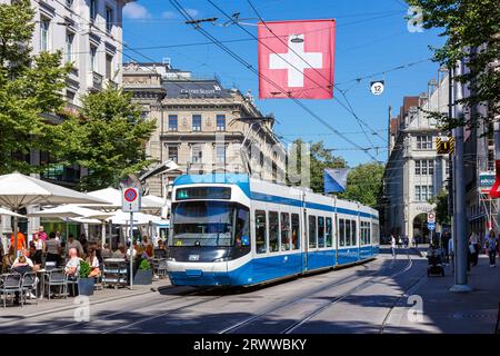 Zurich, Suisse - 10 août 2023 : Bahnhofstrasse avec les transports publics de type tram Cobra-Tram dans la ville de Zurich, Suisse. Banque D'Images