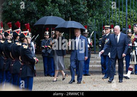 Yael Braun-Pivet, président de l’Assemblée nationale française, et Gérard Larcher, président du Sénat français, saluent le roi Charles III, qui arrive pour s’adresser aux sénateurs et aux membres de l’Assemblée nationale au Sénat français, à Paris, le 21 septembre 2023. Le roi Charles III de Grande-Bretagne et son épouse la reine Camilla sont en visite d'État de trois jours à partir du 20 septembre 2023, à Paris et Bordeaux, six mois après les émeutes et les grèves ont forcé le report de dernière minute de sa première visite d'État en tant que roi. Photo de Raphael Lafargue/ABACAPRESS.COM Banque D'Images