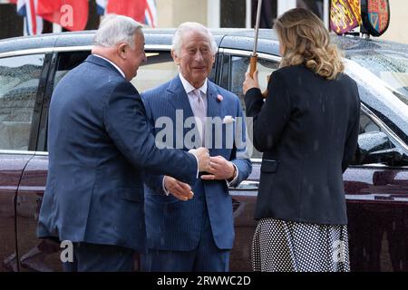 Yael Braun-Pivet, président de l’Assemblée nationale française, et Gérard Larcher, président du Sénat français, saluent le roi Charles III, qui arrive pour s’adresser aux sénateurs et aux membres de l’Assemblée nationale au Sénat français, à Paris, le 21 septembre 2023. Le roi Charles III de Grande-Bretagne et son épouse la reine Camilla sont en visite d'État de trois jours à partir du 20 septembre 2023, à Paris et Bordeaux, six mois après les émeutes et les grèves ont forcé le report de dernière minute de sa première visite d'État en tant que roi. Photo de Raphael Lafargue/ABACAPRESS.COM Banque D'Images