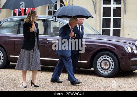 Yael Braun-Pivet, président de l’Assemblée nationale française, et Gérard Larcher, président du Sénat français, saluent le roi Charles III, qui arrive pour s’adresser aux sénateurs et aux membres de l’Assemblée nationale au Sénat français, à Paris, le 21 septembre 2023. Le roi Charles III de Grande-Bretagne et son épouse la reine Camilla sont en visite d'État de trois jours à partir du 20 septembre 2023, à Paris et Bordeaux, six mois après les émeutes et les grèves ont forcé le report de dernière minute de sa première visite d'État en tant que roi. Photo de Raphael Lafargue/ABACAPRESS.COM Banque D'Images