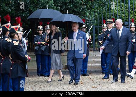 Yael Braun-Pivet, président de l’Assemblée nationale française, et Gérard Larcher, président du Sénat français, saluent le roi Charles III, qui arrive pour s’adresser aux sénateurs et aux membres de l’Assemblée nationale au Sénat français, à Paris, le 21 septembre 2023. Le roi Charles III de Grande-Bretagne et son épouse la reine Camilla sont en visite d'État de trois jours à partir du 20 septembre 2023, à Paris et Bordeaux, six mois après les émeutes et les grèves ont forcé le report de dernière minute de sa première visite d'État en tant que roi. Photo de Raphael Lafargue/ABACAPRESS.COM Banque D'Images