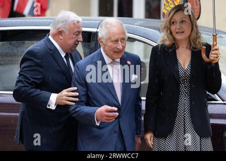 Yael Braun-Pivet, président de l’Assemblée nationale française, et Gérard Larcher, président du Sénat français, saluent le roi Charles III, qui arrive pour s’adresser aux sénateurs et aux membres de l’Assemblée nationale au Sénat français, à Paris, le 21 septembre 2023. Le roi Charles III de Grande-Bretagne et son épouse la reine Camilla sont en visite d'État de trois jours à partir du 20 septembre 2023, à Paris et Bordeaux, six mois après les émeutes et les grèves ont forcé le report de dernière minute de sa première visite d'État en tant que roi. Photo de Raphael Lafargue/ABACAPRESS.COM Banque D'Images