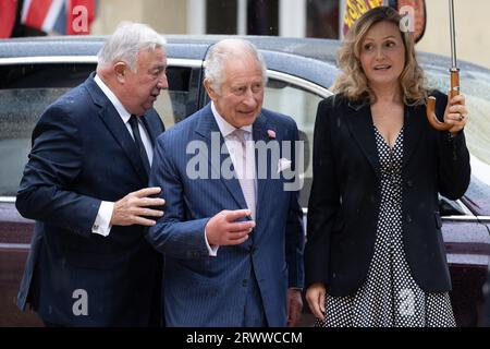 Yael Braun-Pivet, président de l’Assemblée nationale française, et Gérard Larcher, président du Sénat français, saluent le roi Charles III, qui arrive pour s’adresser aux sénateurs et aux membres de l’Assemblée nationale au Sénat français, à Paris, le 21 septembre 2023. Le roi Charles III de Grande-Bretagne et son épouse la reine Camilla sont en visite d'État de trois jours à partir du 20 septembre 2023, à Paris et Bordeaux, six mois après les émeutes et les grèves ont forcé le report de dernière minute de sa première visite d'État en tant que roi. Photo de Raphael Lafargue/ABACAPRESS.COM Banque D'Images