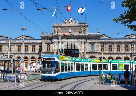 Zurich, Suisse - 10 août 2023 : Bahnhofstrasse avec les transports publics de type tram Cobra-Tram dans la ville de Zurich, Suisse. Banque D'Images