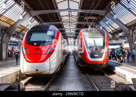 Zurich, Suisse - 10 août 2023 : trains de voyageurs de SBB Schweizerische Bundesbahnen à la gare centrale de Zurich, Suisse. Banque D'Images