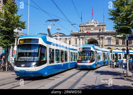Zurich, Suisse - 10 août 2023 : Bahnhofstrasse avec les tramways de type Cobra-Tram transport public dans la ville de Zurich, Suisse. Banque D'Images