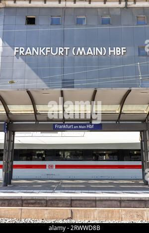 Francfort, Allemagne - 18 juillet 2023 : train à grande vitesse ICE de DB Deutsche Bahn à la gare principale de Francfort, Allemagne. Banque D'Images