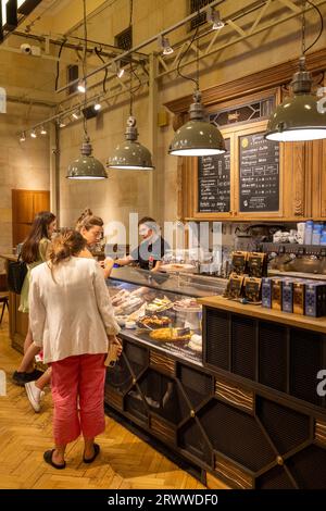 Clients du café Nero Outlet, Palais de la Culture et de la Science, Varsovie, Pologne Banque D'Images