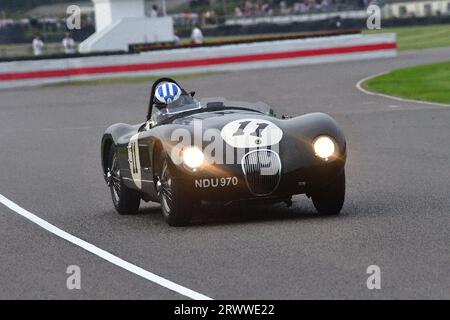 Frederic Wakeman, Sam Hancock, Jaguar C-Type, ont couru alors que le soleil commençait à se coucher dans la soirée, le Freddie March Memorial Trophy, une course de soixante minutes Banque D'Images