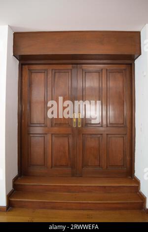 double porte en bois dans une maison Banque D'Images