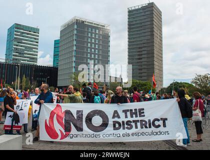 Barcelone, Espagne, 20/09/2023, des manifestants de différentes plateformes citoyennes brandissent une bannière devant la Fira de Barcelona pendant les manifestations. Un groupe de militants pour le logement décent de différentes organisations citoyennes a protesté à Barcelone contre le District, la foire immobilière pour les banques et les grands fonds. Ce congrès rassemble plus de 10 000 cadres de différents fonds et groupes d’investissement, et dans sa deuxième année, les incidents ont été répétés à l’entrée des participants. Une forte présence policière a empêché les manifestants de pénétrer dans le parc des expositions. Banque D'Images