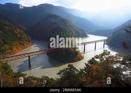 Novembre : Station Oku-Oi Lake, Oigawa Railway Igawa Line Banque D'Images