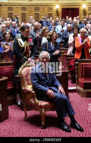 Paris, France. 21 septembre 2023. Sénateurs français et membres de l'Assemblée nationale saluent le roi Charles de Grande-Bretagne au Sénat français à Paris le 21 septembre 2023. Le roi Charles III de Grande-Bretagne et son épouse la reine Camilla sont en visite d'État de trois jours à partir du 20 septembre 2023, à Paris et Bordeaux, six mois après les émeutes et les grèves ont forcé le report de dernière minute de sa première visite d'État en tant que roi. Photo Emmanuel Dunand/Pool/ABACAPRESS.COM crédit : Abaca Press/Alamy Live News Banque D'Images