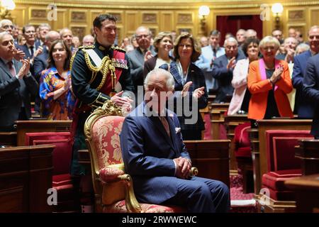 Paris, France. 21 septembre 2023. Sénateurs français et membres de l'Assemblée nationale saluent le roi Charles de Grande-Bretagne au Sénat français à Paris le 21 septembre 2023. Le roi Charles III de Grande-Bretagne et son épouse la reine Camilla sont en visite d'État de trois jours à partir du 20 septembre 2023, à Paris et Bordeaux, six mois après les émeutes et les grèves ont forcé le report de dernière minute de sa première visite d'État en tant que roi. Photo Emmanuel Dunand/Pool/ABACAPRESS.COM crédit : Abaca Press/Alamy Live News Banque D'Images