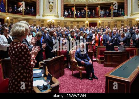 Paris, France. 21 septembre 2023. Sénateurs français et membres de l'Assemblée nationale saluent le roi Charles de Grande-Bretagne au Sénat français à Paris le 21 septembre 2023. Le roi Charles III de Grande-Bretagne et son épouse la reine Camilla sont en visite d'État de trois jours à partir du 20 septembre 2023, à Paris et Bordeaux, six mois après les émeutes et les grèves ont forcé le report de dernière minute de sa première visite d'État en tant que roi. Photo Emmanuel Dunand/Pool/ABACAPRESS.COM crédit : Abaca Press/Alamy Live News Banque D'Images