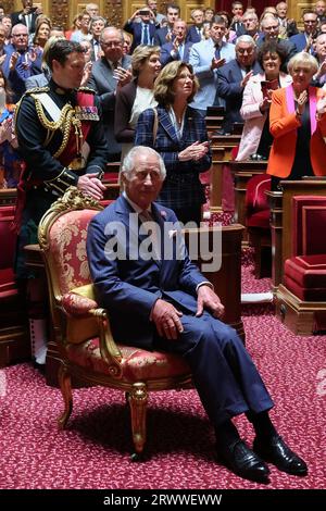 Paris, France. 21 septembre 2023. Sénateurs français et membres de l'Assemblée nationale saluent le roi Charles de Grande-Bretagne au Sénat français à Paris le 21 septembre 2023. Le roi Charles III de Grande-Bretagne et son épouse la reine Camilla sont en visite d'État de trois jours à partir du 20 septembre 2023, à Paris et Bordeaux, six mois après les émeutes et les grèves ont forcé le report de dernière minute de sa première visite d'État en tant que roi. Photo Emmanuel Dunand/Pool/ABACAPRESS.COM crédit : Abaca Press/Alamy Live News Banque D'Images