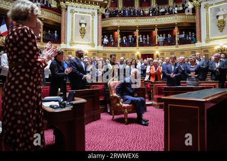 Paris, France. 21 septembre 2023. Sénateurs français et membres de l'Assemblée nationale saluent le roi Charles de Grande-Bretagne au Sénat français à Paris le 21 septembre 2023. Le roi Charles III de Grande-Bretagne et son épouse la reine Camilla sont en visite d'État de trois jours à partir du 20 septembre 2023, à Paris et Bordeaux, six mois après les émeutes et les grèves ont forcé le report de dernière minute de sa première visite d'État en tant que roi. Photo Emmanuel Dunand/Pool/ABACAPRESS.COM crédit : Abaca Press/Alamy Live News Banque D'Images