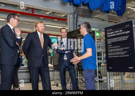 ELSLOO - le roi Willem Alexander est exposé lors de l'ouverture de la blanchisserie durable de Nedlin. La société explique les investissements durables et les innovations de la nouvelle blanchisserie. ANP JONAS roosens netherlands Out - belgique Out Banque D'Images