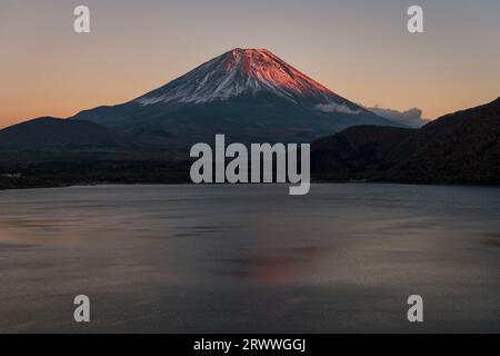 Fuji rouge dans la soirée vu du lac Motosu Banque D'Images