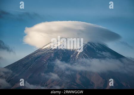 Fuji avec des nuages d'ombre vu de la ville de Fujiyoshida Banque D'Images