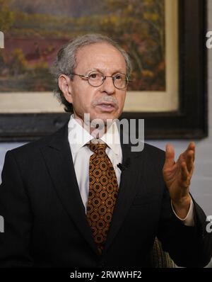 New York, États-Unis. 17 septembre 2023. Robert Lawrence Kuhn, président de la Kuhn Foundation, s'exprime lors d'une interview avec Xinhua à New York, aux États-Unis, le 17 septembre 2023. POUR ALLER AVEC 'Interview : GDI proposé par la Chine offre ce dont les pays en développement ont le plus besoin, dit le chercheur' crédit : Wu Xiaoling/Xinhua/Alamy Live News Banque D'Images