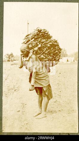 Un groupe d'amis européens de la famille, dont Charles Bungey, posent sur un chemin de campagne. Il y a six hommes, deux femmes et deux enfants, et la plupart des hommes portent des uniformes militaires. Légende originale du manuscrit : sortie de Mbagathi. 1916. Banque D'Images