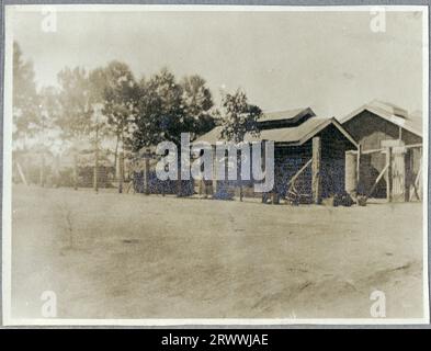 L'une des huit photos de la construction de 4 maisons en chaume à ossature de bois et d'un atelier pour le Native Industrial Training Depot où Charles Bungey était instructeur technique en chef. Cette photo montre le début du projet, une ligne de 5 ensembles de murs avant et arrière à ossature de bois. Légende originale du manuscrit : quartiers des élèves N. I. T.D. Kabete. 1924. Banque D'Images