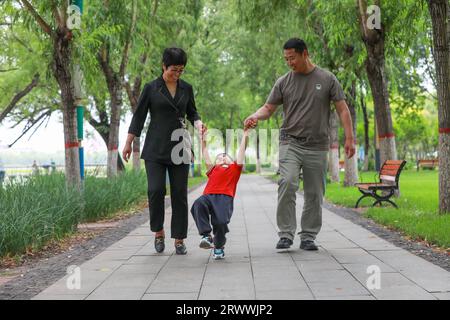 Comté de Luannan, Chine - 13 juin 2023 : une famille jouant dans le parc, dans le nord de la Chine Banque D'Images