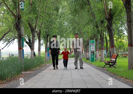 Comté de Luannan, Chine - 13 juin 2023 : une famille jouant dans le parc, dans le nord de la Chine Banque D'Images