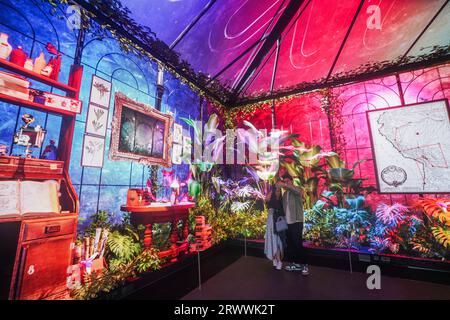 Londres Royaume-Uni. 21 septembre 2023 .The Butterfly Trail, est une installation immersive à l'Outernet à Tottenham court Road .The Butterfly Trail basé sur le travail de Peter Pelegrin, professeur de botanique et explorateur intrépide en 1852 tout en explorant les forêts nuageuses du Pérou. Le sentier des papillons guide les visiteurs à travers l’atelier botanique de Peter Pelegrin et dans sa maison de verre, où ils peuvent interagir avec l’expérience.Credit amer ghazzal/Alamy Live News Banque D'Images