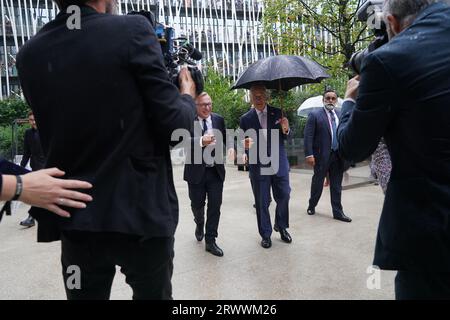 Le roi Charles III est accueilli par le président de Chanel et du 19M, Bruno Pavlovsky, qui arrive pour une visite à la Galerie du 19M à Paris, le deuxième jour de la visite d’État en France. Date de la photo : jeudi 21 septembre 2023. Banque D'Images