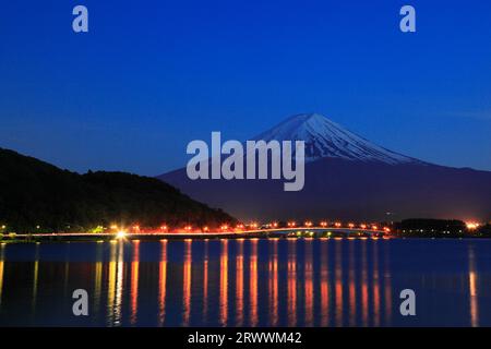 Pont Fuji et Kawaguchiko Ohashi la nuit depuis Kawaguchiko Lakeside Banque D'Images