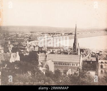 Vue surplombant la ville de Weston Super Mare montrant le balayage de la ville autour du front de mer. Il y a une église gothique au premier plan avec une haute flèche et quelques arbres. Légende inscrite sur le négatif : Weston Super Mare. Du campement 5391. Banque D'Images