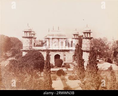 Vue extérieure de la tombe d'Itmad-UD-Daulah, un mausolée moghol construit en marbre blanc et entouré d'un jardin de cour. Inscrit sur négatif : Frith's Series. 3079 [?Mad] Tombeau de Doulah : Agra. Légende : Itimad ud Daulah's Tomb Delhi. Banque D'Images