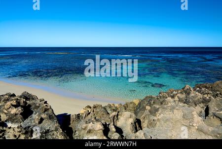 Une petite crique juste au sud de Mettams Pool par un matin ensoleillé à Perth, Australie occidentale Banque D'Images