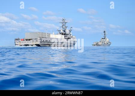 Océan Pacifique, États-Unis. 15 septembre 2023. Le navire de surface sans pilote USV Ranger, à gauche, suit le destroyer de missiles guidés de classe Arleigh Burke USS Shoup en formation lors de l'Integrated Battle Problem 23.2, le 16 septembre 2023 sur l'océan Pacifique. L'exercice de la flotte du Pacifique vise à tester, développer et évaluer l'intégration des plates-formes sans pilote dans les opérations de la flotte. Crédit : MC2 Jesse Monford/US Army/Alamy Live News Banque D'Images