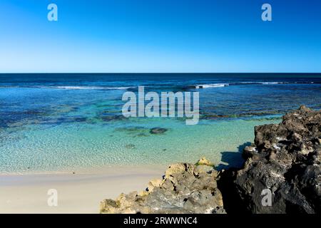 Une petite crique juste au sud de Mettams Pool par un matin ensoleillé à Perth, Australie occidentale Banque D'Images