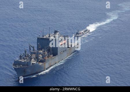 Océan Pacifique, États-Unis. 16 septembre 2023. Le navire de surface sans pilote USV Ranger, à droite, approche pour le réapprovisionnement en mer avec le navire de cargaison sèche et de munitions de classe Lewis et Clark USNS Charles Drew lors du problème de bataille intégré 23.2, le 16 septembre 2023 sur l'océan Pacifique. L'exercice de la flotte du Pacifique vise à tester, développer et évaluer l'intégration des plates-formes sans pilote dans les opérations de la flotte. Crédit : MC2 Jesse Monford/US Army/Alamy Live News Banque D'Images