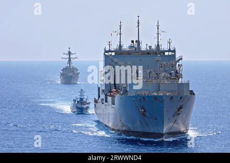 Océan Pacifique, États-Unis. 16 septembre 2023. Le navire de surface sans pilote USV Ranger, au centre, suit entre le navire de chargement sec et de munitions de classe Lewis et Clark USNS Charles Drew, à droite, et le destroyer de missile guidé de classe Arleigh Burke USS Shoup, à l'arrière, lors de la bataille intégrée Problem 23.2, le 16 septembre 2023 sur l'océan Pacifique. L'exercice de la flotte du Pacifique vise à tester, développer et évaluer l'intégration des plates-formes sans pilote dans les opérations de la flotte. Crédit : MC2 Jesse Monford/US Army/Alamy Live News Banque D'Images