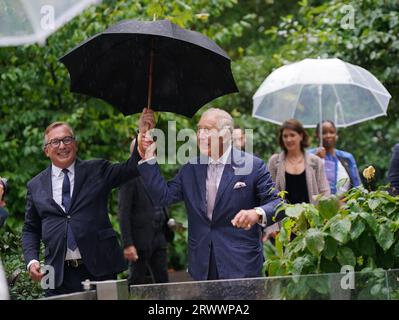 Le roi Charles III salue les sympathisants alors qu’il est accueilli par le président de Chanel et du 19M, Bruno Pavlovsky, lors d’une visite à la Galerie du 19M à Paris, le deuxième jour de la visite d’État en France. Date de la photo : jeudi 21 septembre 2023. Banque D'Images