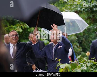 Le roi Charles III fait signe aux spectateurs alors qu’il est accueilli par le président de Chanel et du 19M, Bruno Pavlovsky, lors d’une visite à la Galerie du 19M à Paris, le deuxième jour de la visite d’État en France. Date de la photo : jeudi 21 septembre 2023. Banque D'Images