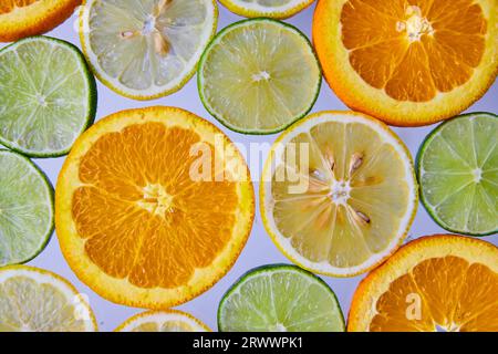 Mur d'agrumes sur fond blanc avec citrons et limes et oranges Banque D'Images