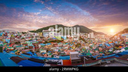 Gamcheon Culture Village au coucher du soleil à Busan, Corée du Sud. Banque D'Images